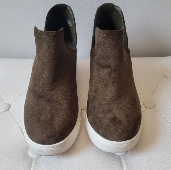 CUSHIONAIRE Women's Hero Hidden Wedge Sneaker Size 8 1/2M - Picture 2 of 15